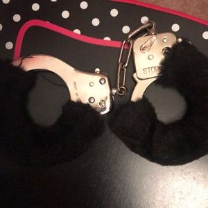 PLAY HAND CUFFS WITH FUR